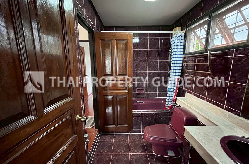 House with Shared Pool in Srinakarin 